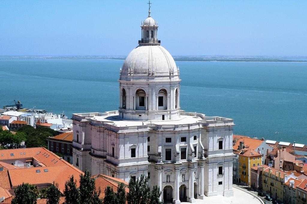 Lov'alfama, At In Lissabon